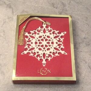 2001 Lenox Snow Fantasies Snowflake ornament in original box